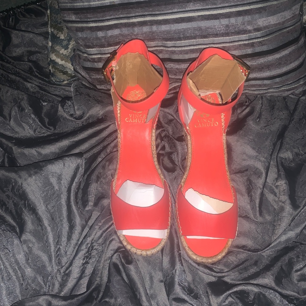 VinceCamuto wedges